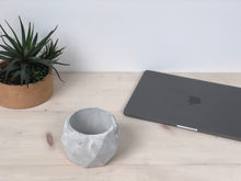 Charger l'image dans la galerie, Gros pot de fleur géo en béton