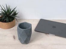 Charger l'image dans la galerie, Gros pot de fleur géo vertical en béton