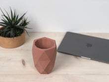 Charger l'image dans la galerie, Gros pot de fleur géo vertical en béton