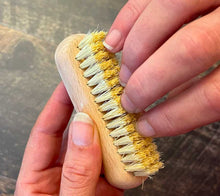 Charger l&#39;image dans la galerie, Brosse à ongles en bois et fibres naturelles
